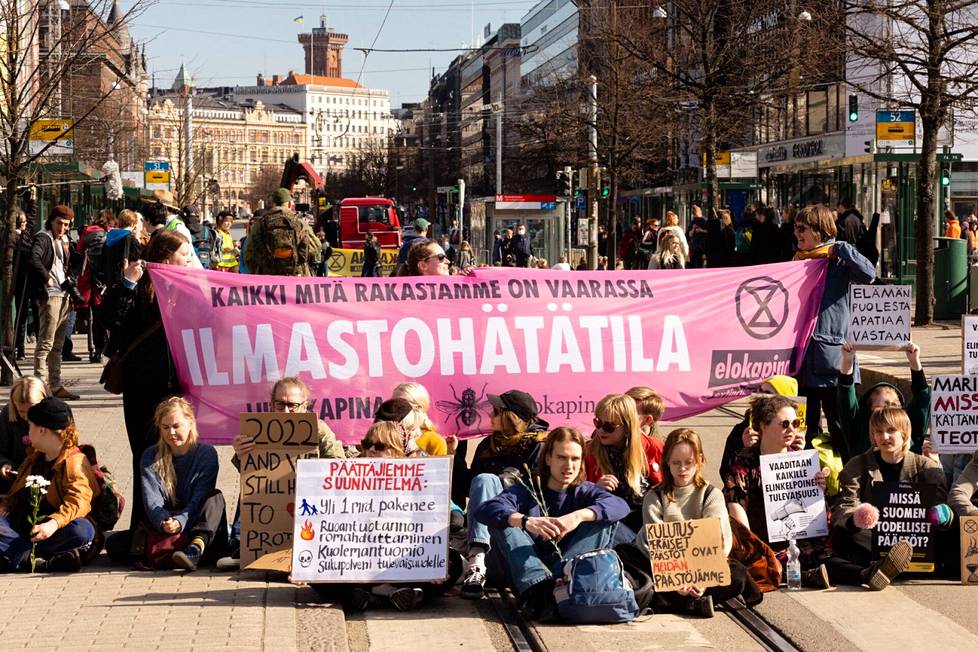 Elokapinan mielenosoitus Helsingissä Mannerheimintiellä toukokuussa. 
