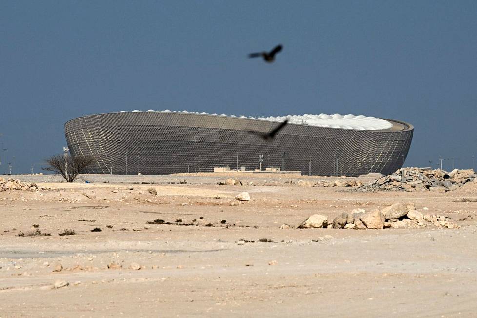 Nyt pelattavia MM-kisoja varten rakennettu Lusail-stadion seisoo Qatarin aavikolla. 