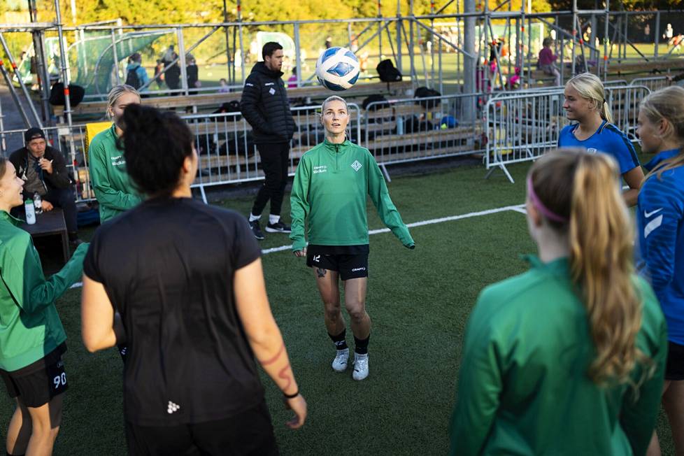 Piipa Kämpi (center) thinks that there is an exceptionally good team spirit at HPS. Kämpi thinks that the fact that the new players who come to HPS say that they have never heard anything bad to say about the club shows that.