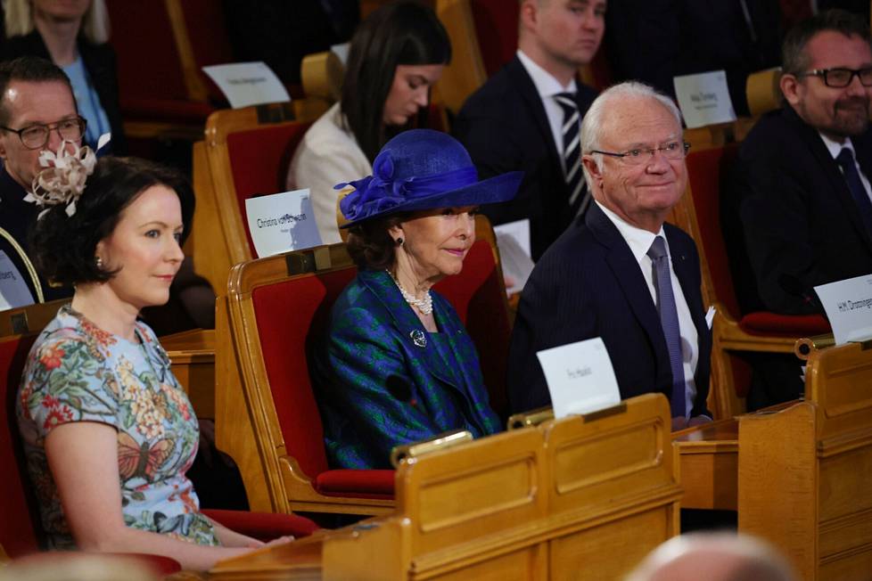 Rouva Jenni Haukio, kuningatar Silvia ja kuningas Kaarle XVI Kustaa kuuntelemassa presidentti Sauli Niinistön puhetta valtiopäiville.