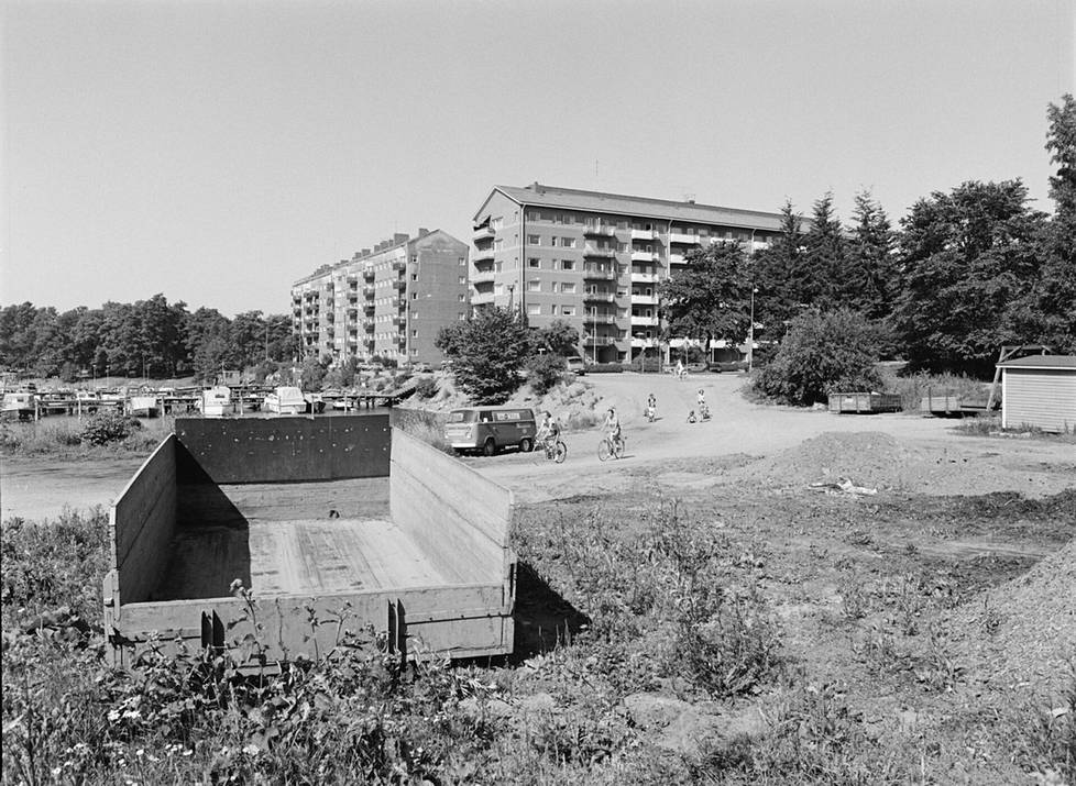 Apartment buildings at Merikannontie 3 and Pohjoisen Hesperiankatu 37 in 1984.