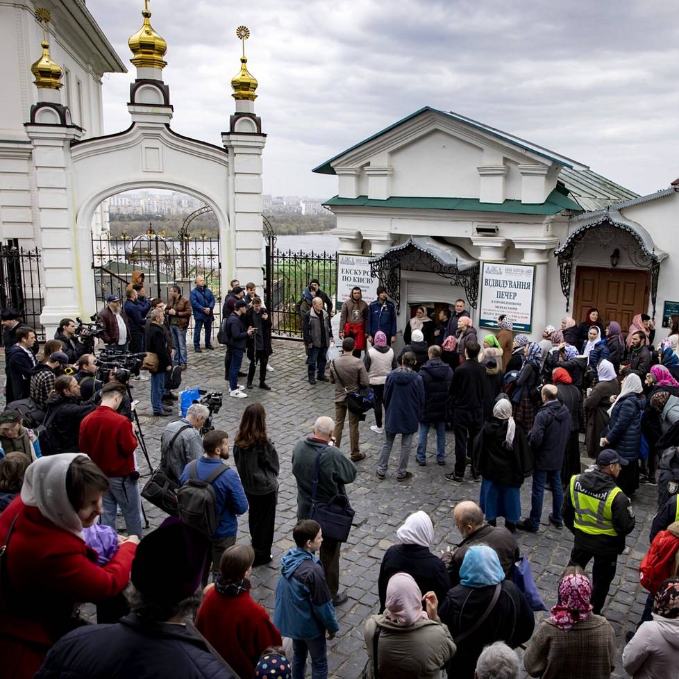 Lavra on virallisesti valtiollinen museo, joka on vuokrannut osan tiloista Moskovan kirkon alaisen luostarin käyttöön. Poliisi on paikalla hillitsemässä seurakuntalaisten ja mielenosoittajien huutelua.