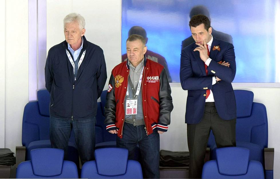 Gennadi Timtšenko (vas.), Arkadi Rotenberg ja Roman Rotenberg seurasivat jääkiekko-ottelua MM-kisoissa Moskovassa toukokuussa 2016. 