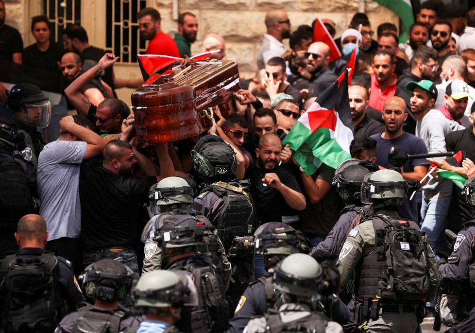 13. toukokuuta. Israelin poliisi ja palestiinalaisten hautajaissaattue ottavat yhteen Jerusalemissa. Journalisti Shireen Abu Akleh oli kuollut Israelin sotilaiden luodeista Länsirannalla seuratessaan mielenosoitusta.
