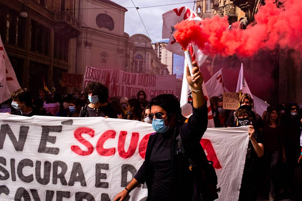 Opiskelijat arvostelivat Italian hallitusta epäonnistumisista ja viiveestä koulujen uudelleen avaamisen kanssa puolen vuoden koronasulun jälkeen. Mielenosoittajia Torinossa 25. syyskuuta 2020. 