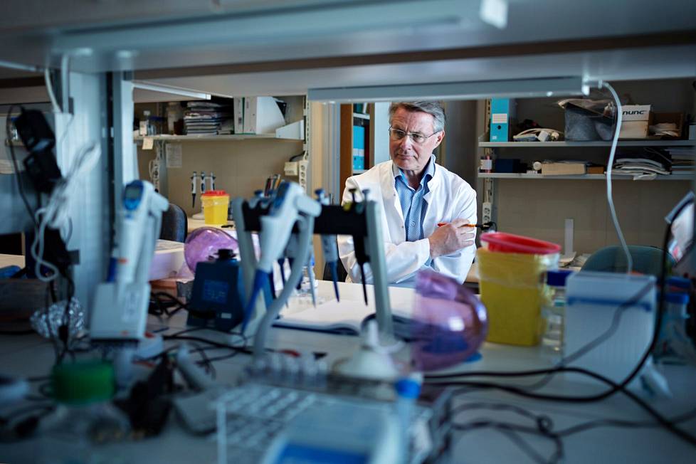 Virologian professori Kalle Saksela on ollut kehittämässä nenäsumuterokotetta koronavirusta vastaan pandemian alkuajoista lähtien.