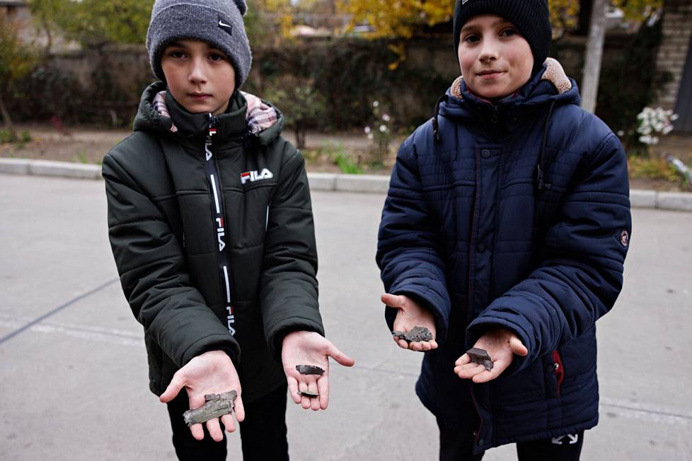 11-vuotiaat Makar (vas.) ja Kostja esittelevät takapihaltaan löytämiä edellispäiväisen raketin sirpaleita. 