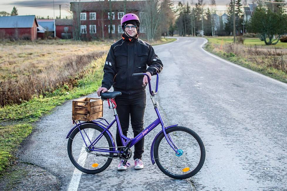 Jarkko Hietamäen Jopojen tavaratelineellä on puulaatikko, jossa hän kuljettaa lenkillä juomapulloa ja korjausvälineitä.