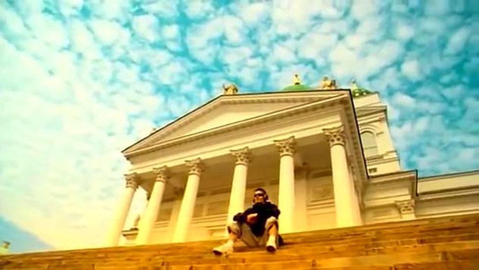 Sandstorm-video käynnistyy Helsingin Suurkirkon portailta, jossa istuu Darude eli Ville Virtanen.