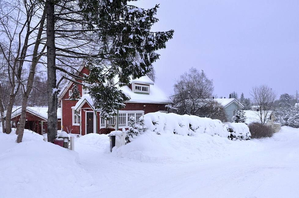 Helsingin Tapanilassa riitti lunta jo muutama päivä ennen joulua vuonna 2010.