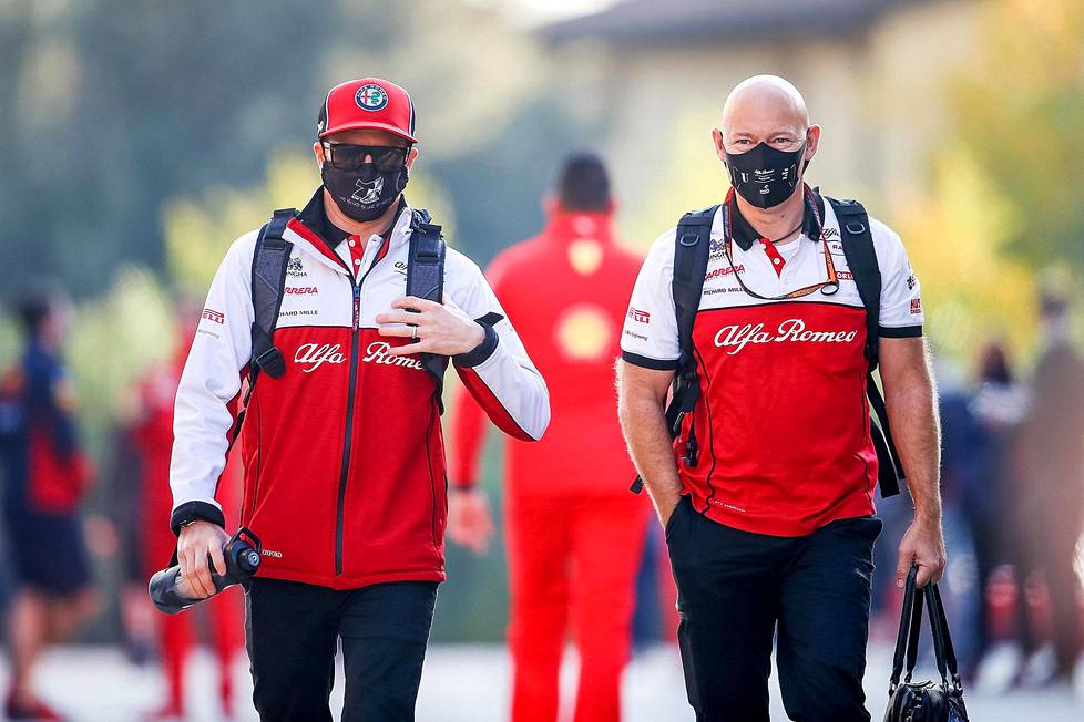 Kimi Räikkönen ja Mark Arnall kävelivät rintarinnan viime lokakuussa Imolan radan maisemissa Italiassa.