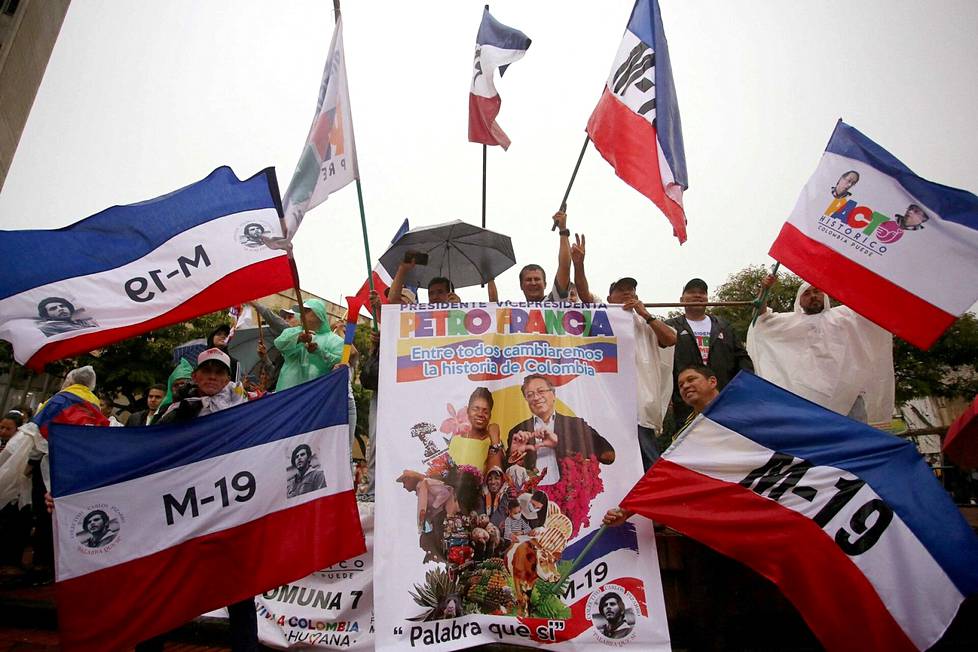 Gustavo Petron kannattajat heiluttivat M-19-liikkeen lippuja Calissa viime viikon torstaina.