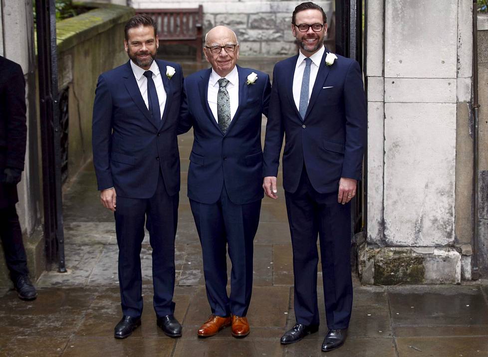Fox Corporationin toimitusjohtaja, Rupertin vanhin poika Lachlan Murdoch (vasemmalla) isänsä Rupert Murdochin ja nuoremman veljensä James Murdochin kanssa Lontoossa vuonna 2016.