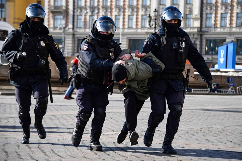 Poliisi pidätti sotaa vastaan mieltään osoittaneen miehen Moskovassa sunnuntaina.