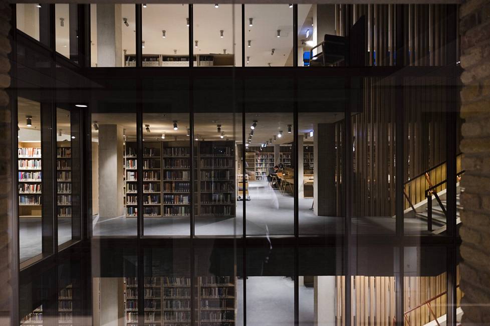 Useampaan kerrokseen ulottuva CEU:n kirjasto on nykyisellään hiljainen. Aiemmin se oli täynnä opiskelijoita.