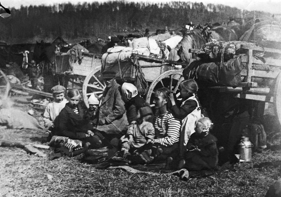 Vangittuja miehiä, naisia ja lapsia hevosineen ja kärryineen Lahdessa, väliaikaisella Fellmanin pellon leirillä, jolle oli ahdettu yli 20000 punaista.