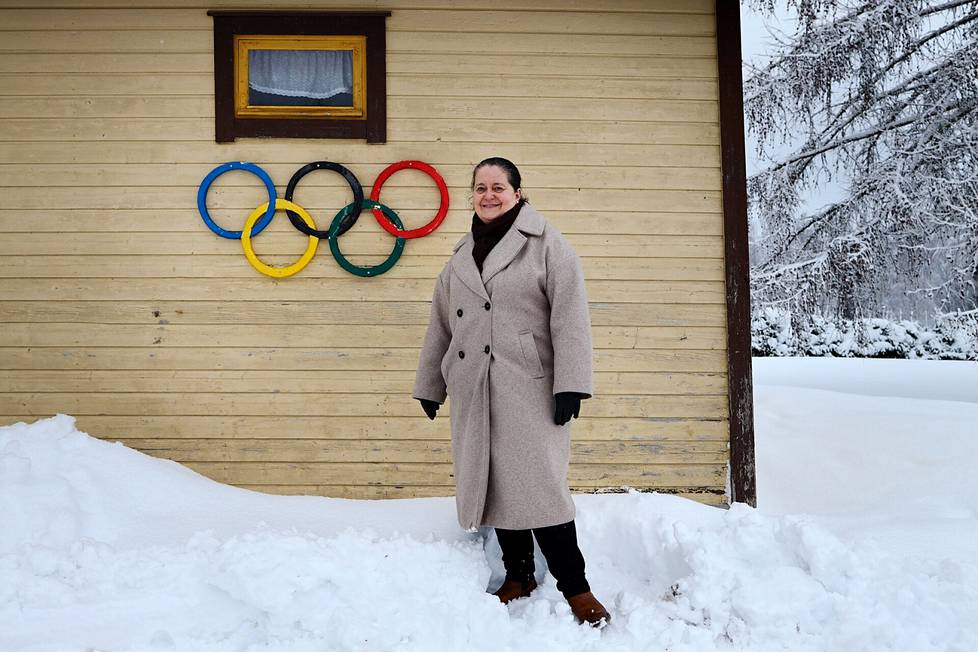 The outbuilding of the Southern Village School received Olympic tires in 2014. Eevariitta Mustonen, Executive Director of Education, inspecting the condition of the tires.