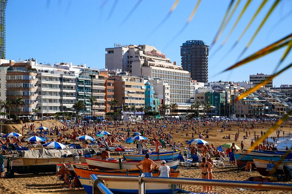 Ihmisiä Las Palmasin Playa de las Canterasin rannalla uudenvuodenaattona.