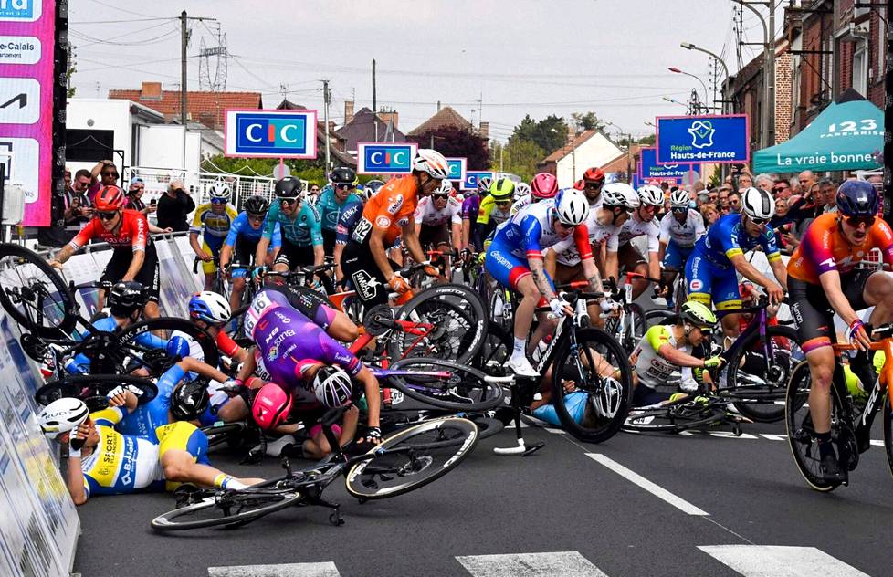 Pyöräilijät kolaroivat maaliviivalla päiväetapin päätteeksi Ranskassa 3. toukokuuta. Kolarin seurauksena jopa puoli pyörää voidaan joutua uusimaan. 