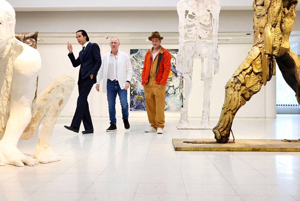 Ystävykset Thomas Houseago (keskellä), Nick Cave ja Brad Pitt näyttäytyivät lauantaina Tampereella Sara Hildénin taidemuseossa, jossa näyttelijä Pitt ja muusikko Cave debytoivat kuvanveistäjinä. 