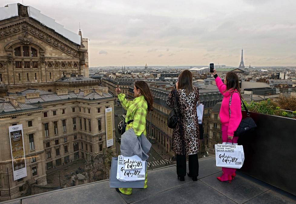 Galeries Lafayetten tavaratalon kattoterassilta avautuva näkymä houkutteli turisteja ottamaan puhelimet esiin.