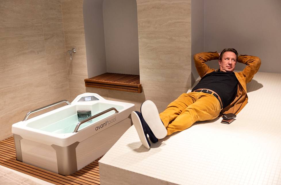 Raimo Sarajärvi, the developer of Yrjönkatu two, rests on the heated divan in the spa.  Next to it is the housing company's cold water pool.