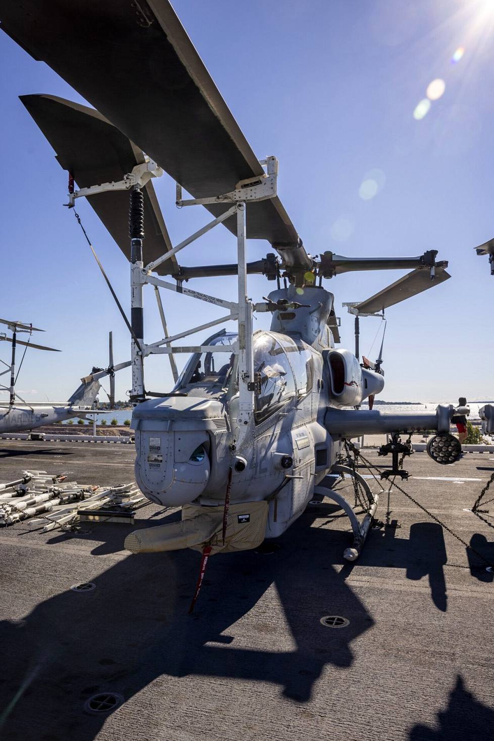 AH-12 Viper vie kannella vähän tilaa, kun sen roottorit on mahdollista taittaa.