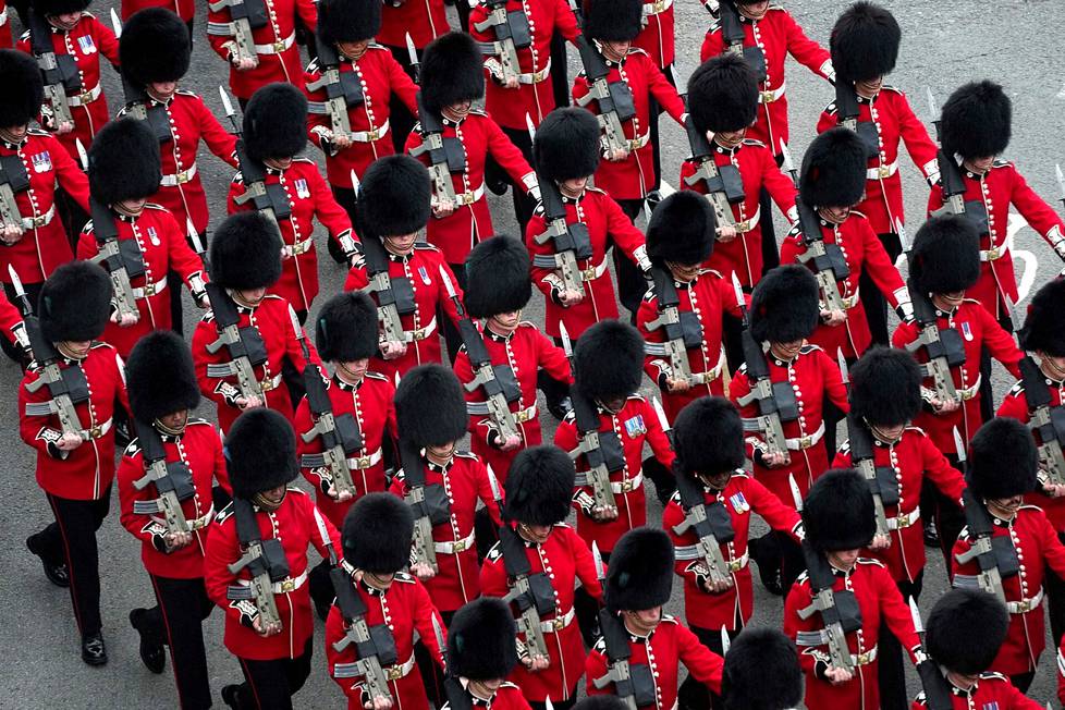 Coldstream Guards -rykmentin kaartilaiset marssimassa Lontoossa ennen kuningas Charles III:n ja kuningatar Camillan kruunajaisia.