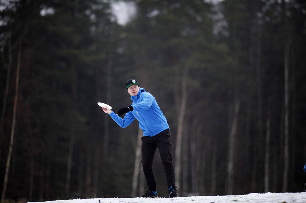 Suomen ykkösheittäjiin kuuluva Leo Piironen on frisbeegolfin täysammattilainen. Kilpailemisen lisäksi hän työskentelee Suomen frisbeegolfliiton osa-aikaisena nuoriso- ja koulutuskoordinaattorina ja rakentaa lajin omaa junioriakatemiaa.