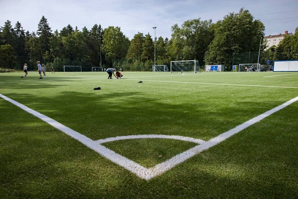 HJK ry:n omistamalla Lehtikuusentien kentällä pelataan tekonurmella, jonka täyteaineena on kumirouheen sijaan männystä tehty puurouhe.