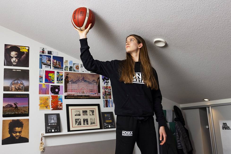 Elsa Lemmilä in her own room.  She has quickly risen to the Finnish women's national team, although she has only practiced basketball on the club team for 4.5 years.