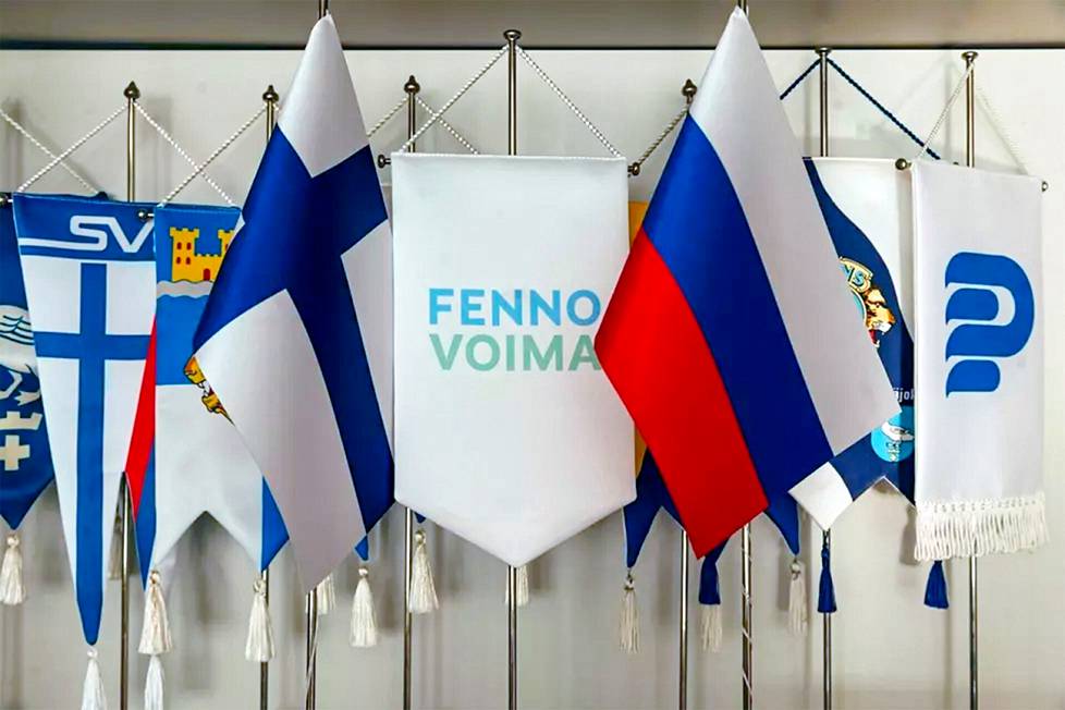 Suomen ja Venäjän liput Pyhänjoen kunnanjohtajan työhuoneessa.