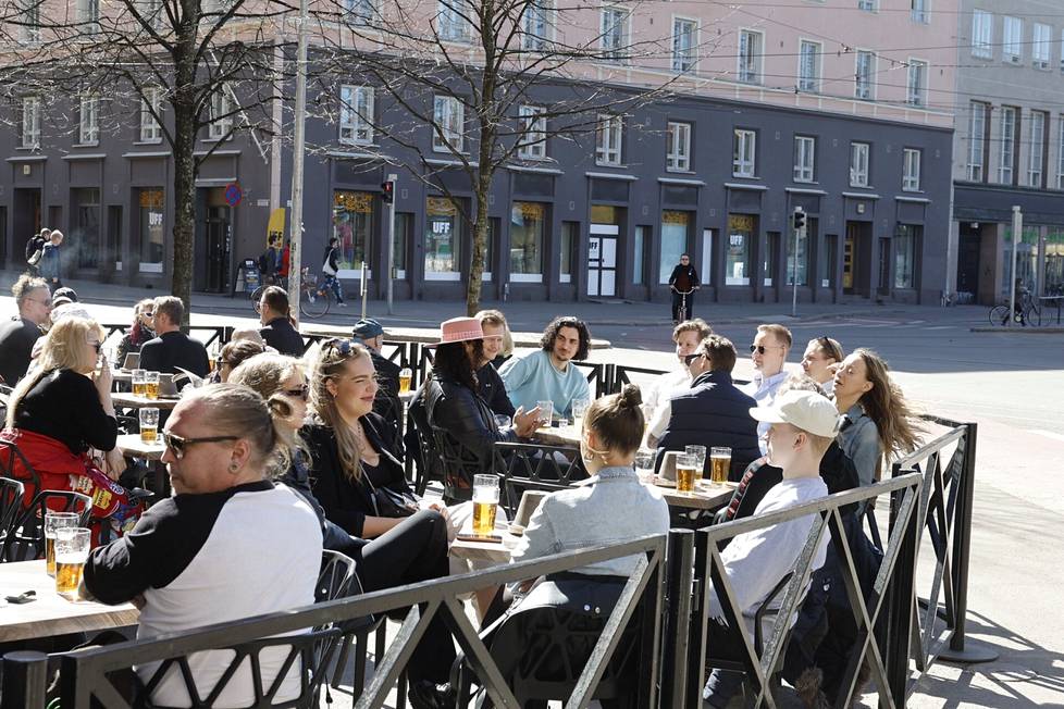 The terraces began to fill up in sunny Kallio before two o'clock.