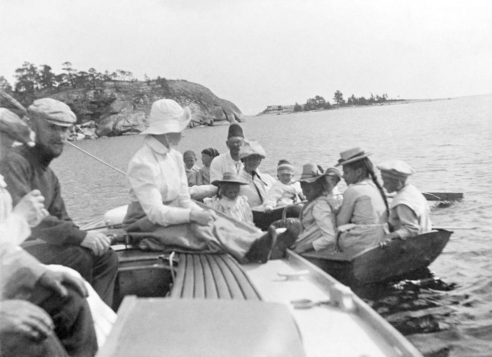 Huvila Åsasta lähteneitä veneilijöitä Kalliosaaren kohdalla Kallahden edustalla vuonna 1903.