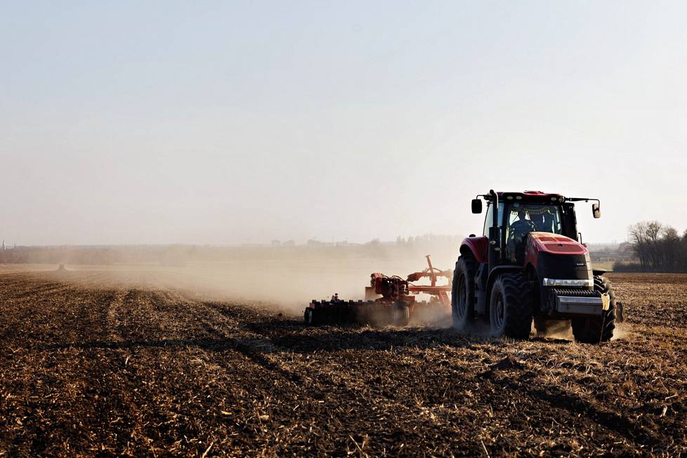 Traktoreita valmistelemassa kevätkylvöjä Rodnikivkan osuustilan pelloilla. 