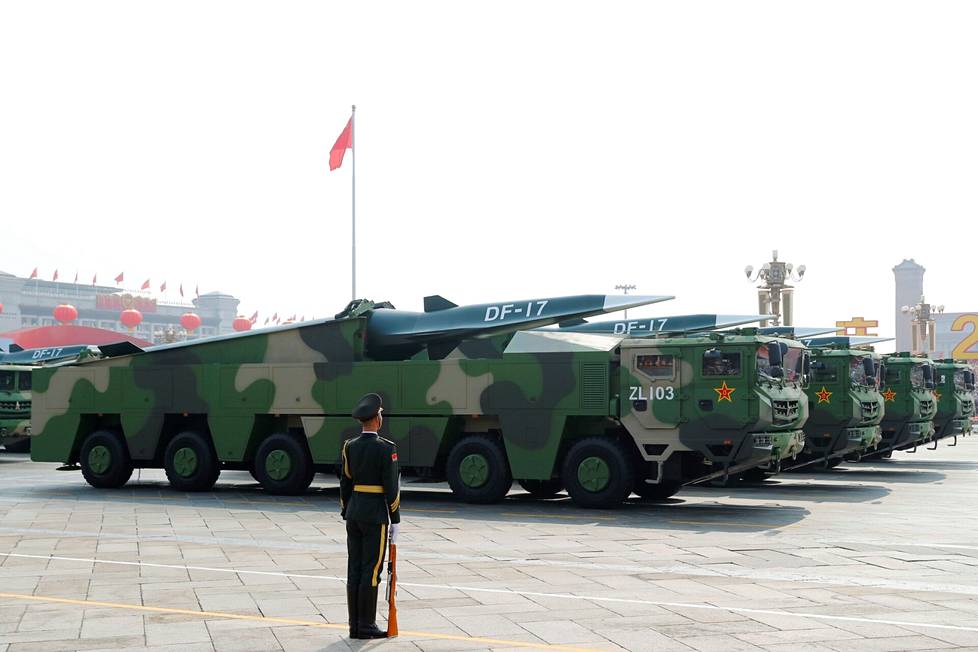 Kiinan hypersoonista asetta kuljettavat ohjukset esiintyivät paraatissa Pekingissä 1. lokakuuta 2019.