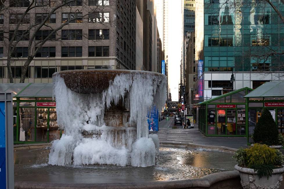 New Yorkin Manhattanilla suihkulähde oli jäätynyt pakkasessa sunnuntaina.