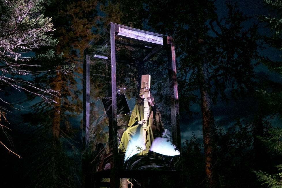 Petrini lasikopissa: Öinen metsä ohjaa kuuntelemaan ympäristöä. Pimeydessä musiikki tulee erityisen lähelle.