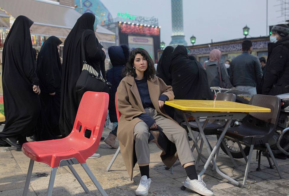 Poikkeuksellinen kansannousu Iranin ääri-islamilaista hallintoa vastaan sai alkunsa Jina (Mahsa) Aminin, 22, kuolemasta syyskuussa 2022. Amini kuoli siveyspoliisin pidätettyä hänet heidän mielestään väärin puetun hijab-huivin takia.  Ahmed Halabisazin kuvassa iranilaisnainen istuu tuolilla Teheranissa sijaitsevan aukion edustalla uhmaten pakollista hijabilakia 27. joulukuuta 2022. Kuva sai kilpailussa kunniamaininnan.