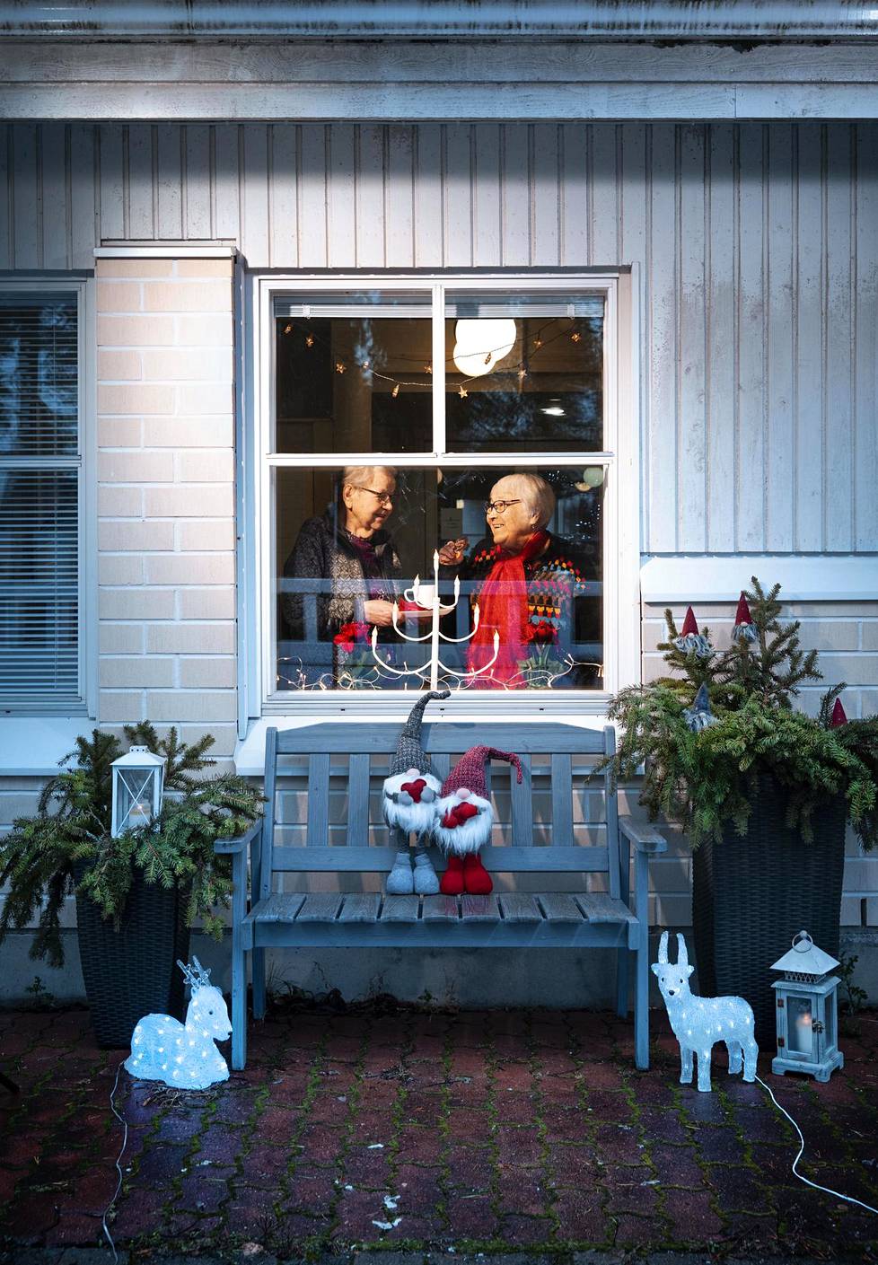 Joulukoristeet asetellaan palvelutalon ikkunaan joulukuun alussa. Tuulikki Tolvanen, 91, ja Kaisa Suhonen, 84, palvelukodin ikkunassa ennen aattoa.