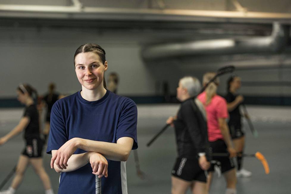 Salla Suomela harjoitteli Salibandyseuran Rankat Ankat kanssa Värtön liikuntahallissa Oulussa.