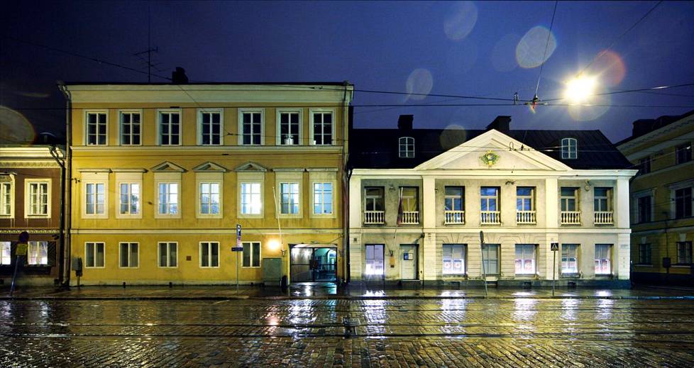Oikealla Sederholmin talo. Aleksanterinkatu 16–18:n rakennukset ovat nykyisin Helsingin kaupunginmuseon tiloina. Vasemmanpuoleinen rakennus tunnetaan parhaiten sen sisäpihan takaisessa siivessä sijaitsevasta Valkoisesta salista. 