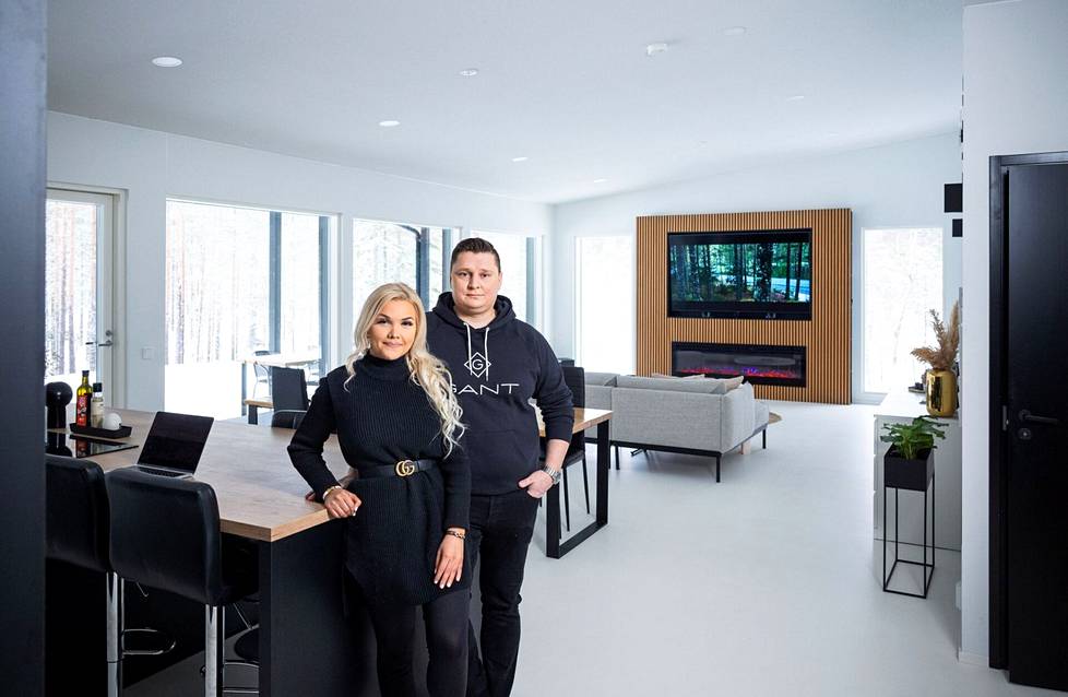 Niina Nurminen ja Tero Lamminsivu ovat asuneet uudessa omakotitalossaan Nokian Harjuniityssä marraskuusta asti. Parin ensimmäinen yhteinen vuosi täyttyi omakotitalon rakentamisesta.