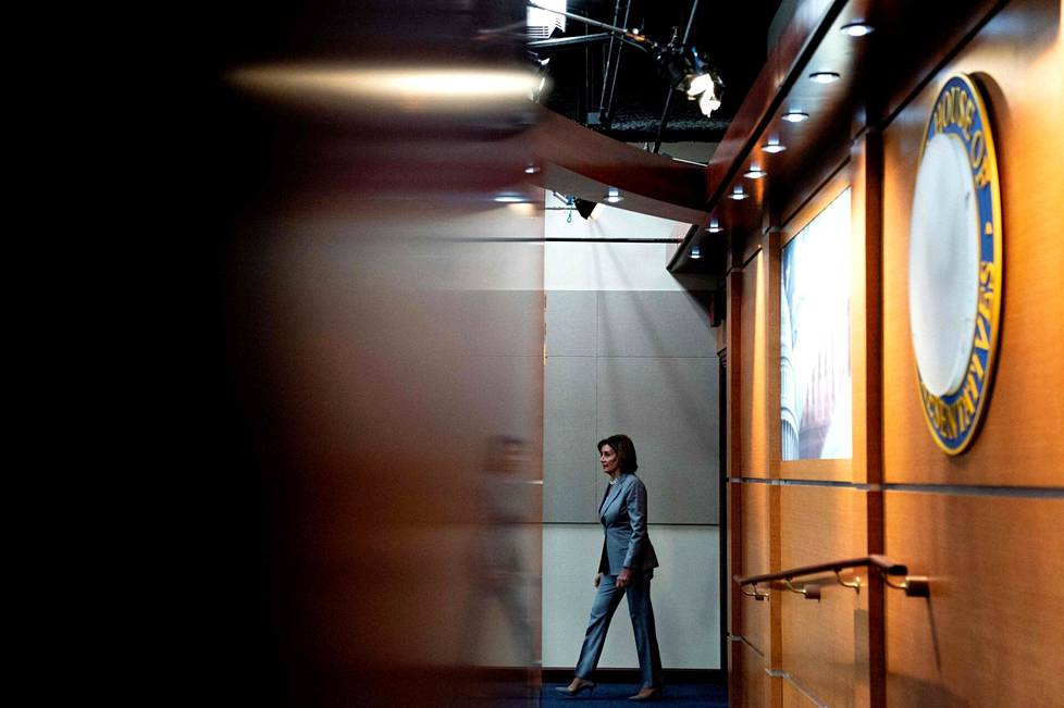 Yhdysvaltain kongressin edustajainhuoneen puhemies, demokraatti Nancy Pelosi kävelemässä tiedotustilaisuuteen 14. syyskuuta.