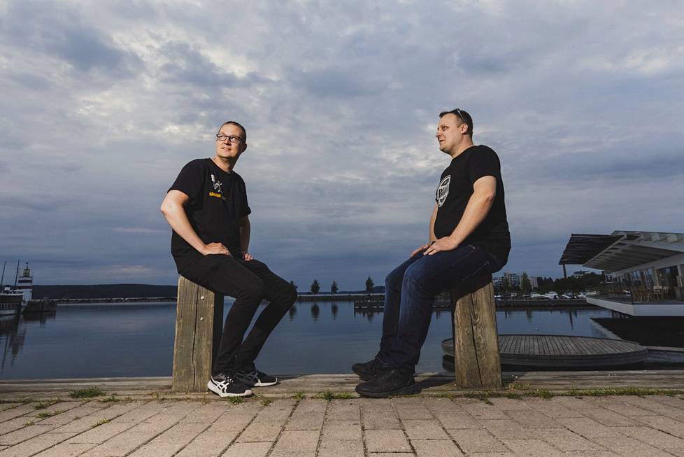 Antti Rantanen (vas.) ja Janne Tapio pysähtyivät koeajolla Lahden satamaan kuvattavaksi.
