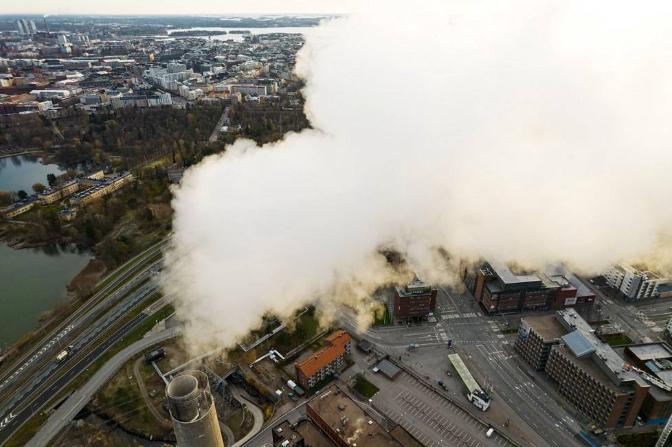 Helsingin kaupungin omistama energiayhtiö Helen tuotti viime vuonna lähes 90 prosenttia kaukolämmöstään fossiilisin polttoainein. Salmisaaren voimalaitoksessa poltetaan myös puupellettejä kivihiilen joukossa.