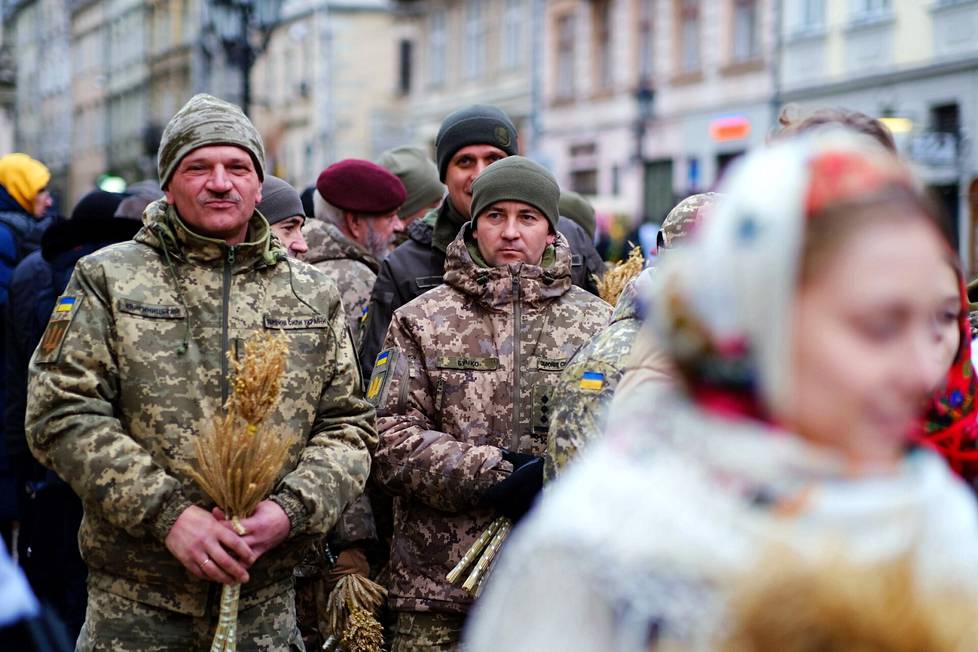 Ukrainalaiset sotilaat pitelevät pieniä kaura- ja ruiskimppuja Lvivin kaupungin tärkeimmässä jouluseremoniassa, 6. tammikuuta.