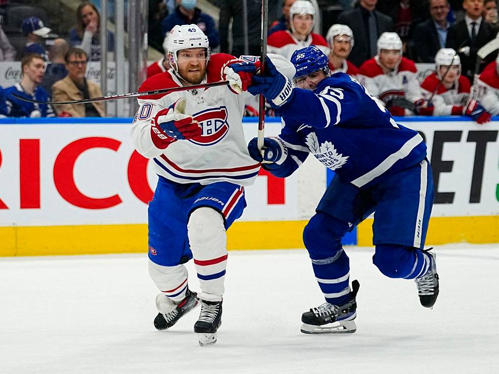 Montreal Canadiensin hyökkääjä Joel Armia pyristeli eroon Toronto Maple Leafsin puolustajan Mark Giordanosta vierasottelussa huhtikuun alussa.