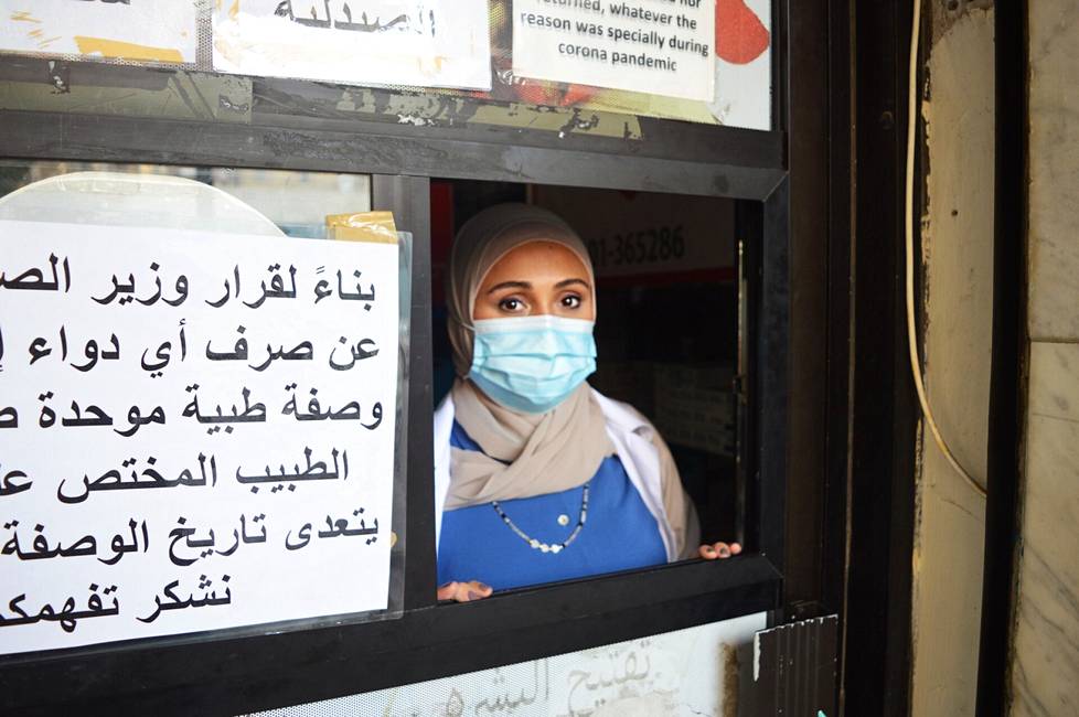 Dana Ghoutanin apteekki Beirutissa palvelee asiakkaita turvallisuussyistä vain luukun kautta.