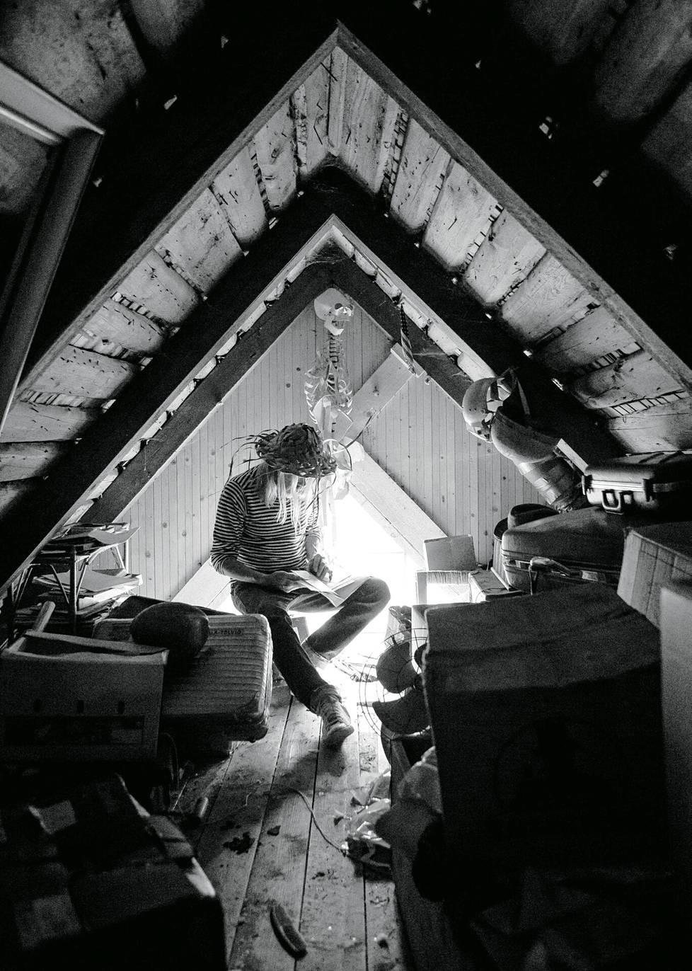 Tero Ahosen ottamassa uuden levyn kannen valokuvassa Karjalainen istuu Perniössä sijaitsevan Keltaisen talonsa ullakolla erilaisten esineiden ympäröimänä. 